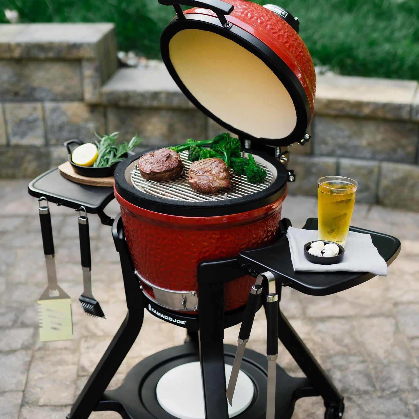 Kamado Joe Junior Celebration Pack mit Wheeled Cart, Sear Grate und Abdeckung