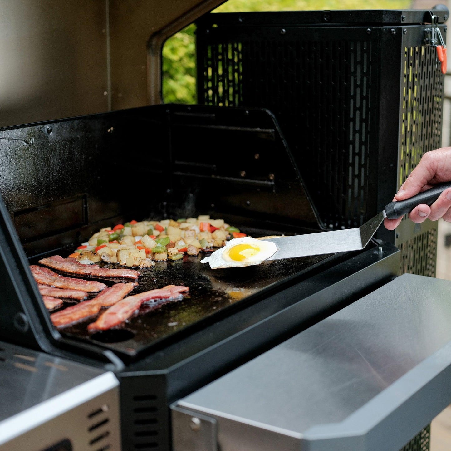 Premium Masterbuilt 800 GravityFed Grill mit Pitmaster Pack